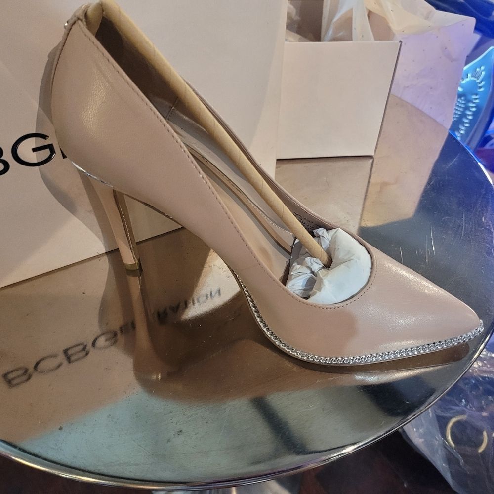 BCBG Harleigh Kidskin  3 3/4" Heels Size 8 Color:  Shell